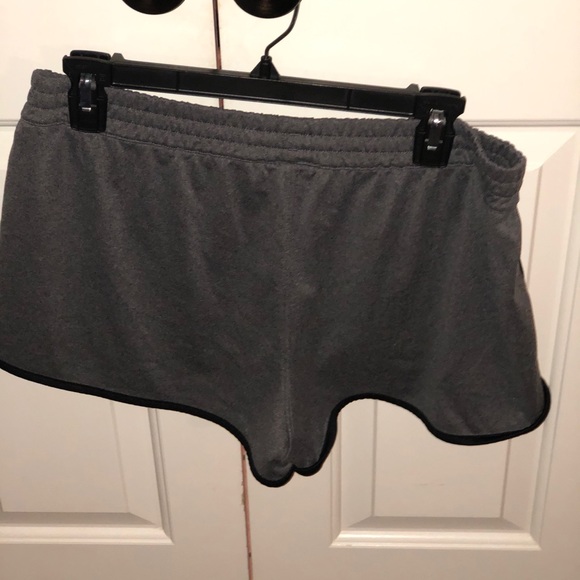 Under Armour Loose Fit Running Shorts Size L - Picture 2 of 3